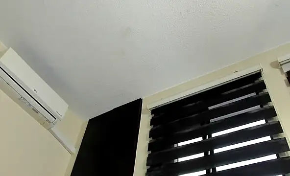 vanesadimaria online show from February 5, 2025, 10:33 pm