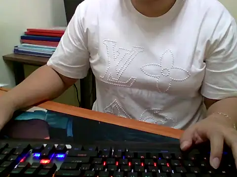 Snapshot of Sarah_no_land chatting on April 15, 2026, 2:18 am Sarah no land online show from April 15, 2026, 2:18 am