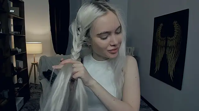 KristalCrowner online show from February 4, 2026, 7:09 pm