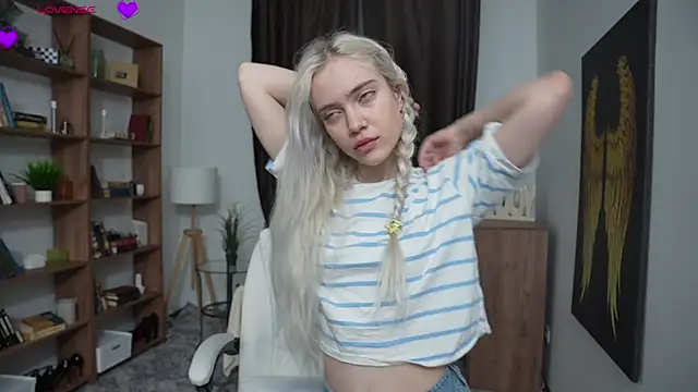 KristalCrowner online show from March 22, 2026, 7:17 pm