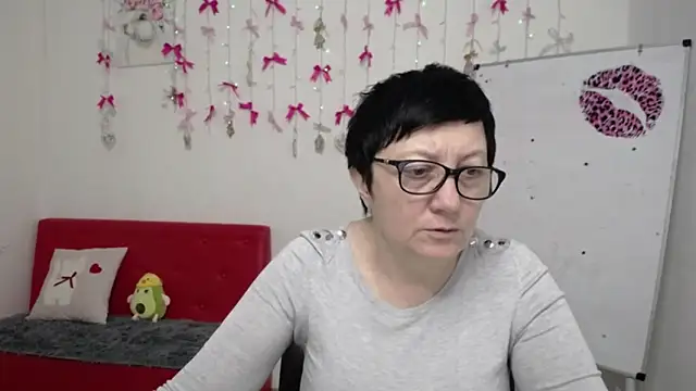 Snapshot of EmilyL0ve chatting on April 23, 2026, 5:15 pm EmilyL0ve online show from April 23, 2026, 5:15 pm