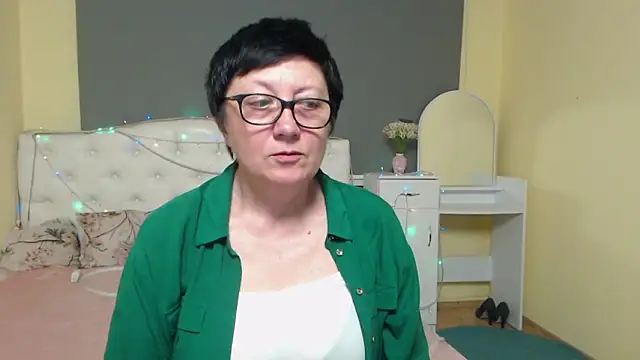 Snapshot of EmilyL0ve chatting on May 4, 2026, 5:53 pm EmilyL0ve online show from May 4, 2026, 5:53 pm