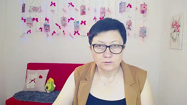 Snapshot of EmilyL0ve chatting on May 8, 2026, 5:13 am EmilyL0ve online show from May 8, 2026, 5:13 am
