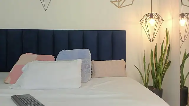 mayaevansmg online show from February 10, 2026, 12:09 pm