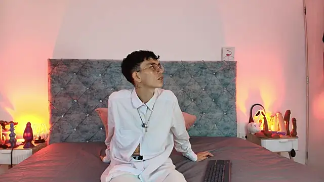 Hari Andre  online show from January 7, 2026, 1:13 pm