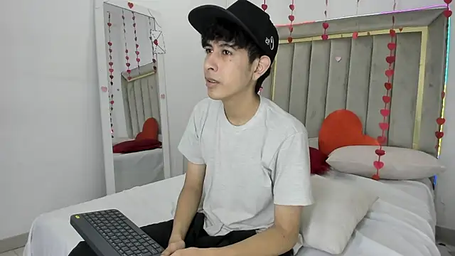 julian xx online show from February 18, 2026, 7:54 pm