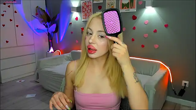 Luna Beverly online show from February 14, 2026, 8:27 pm