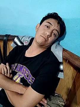 Snapshot of Hxzelmxnix chatting on January 6, 2026, 7:45 am Hxzelmxnix online show from January 6, 2026, 7:45 am