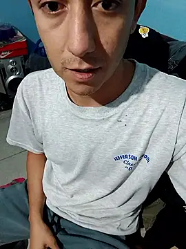 Snapshot of Hxzelmxnix chatting on January 6, 2026, 7:50 pm Hxzelmxnix online show from January 6, 2026, 7:50 pm