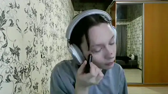 LxayBloom online show from April 7, 2026, 9:21 am