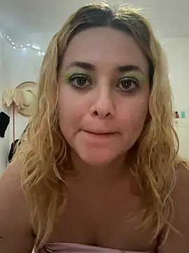 Snapshot of Lililuxx chatting on March 4, 2026, 7:36 am Lililuxx online show from March 4, 2026, 7:36 am