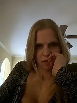 TinyDancer1027 online show from January 11, 2026, 4:01 pm