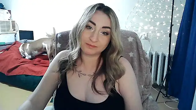 FoxyAnn12 online show from April 9, 2026, 1:27 pm