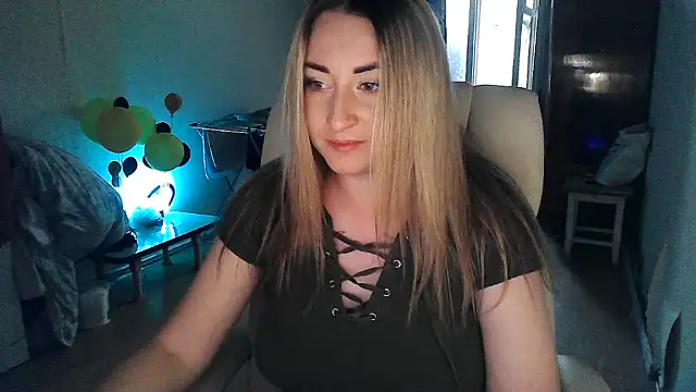 Snapshot of FoxyAnn12 chatting on June 21, 2026, 4:53 pm FoxyAnn12 online show from June 21, 2026, 4:53 pm