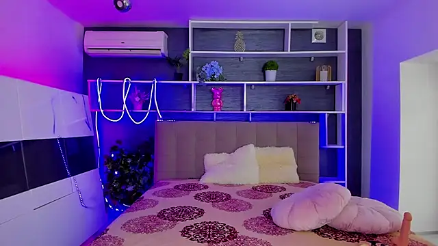 StephieRousee online show from February 2, 2026, 6:23 am