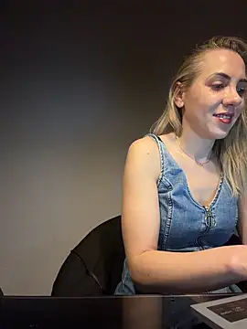 Snapshot of ElenaWhitmore chatting on May 1, 2026, 9:41 pm ElenaWhitmore online show from May 1, 2026, 9:41 pm