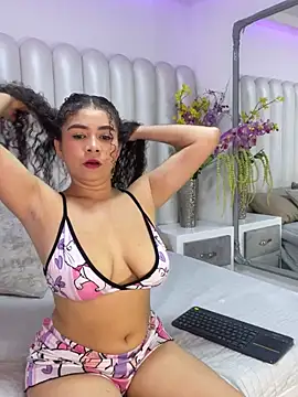 Snapshot of CamilaCastillo chatting on July 7, 2026, 7:29 pm CamilaCastillo online show from July 7, 2026, 7:29 pm