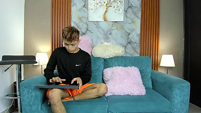 Snapshot of AVENGER_BOYS2026 chatting on February 25, 2026, 7:34 pm AVENGER BOYS2026 online show from February 25, 2026, 7:34 pm