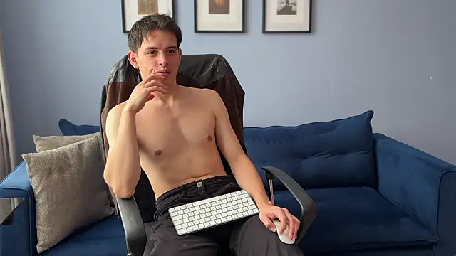 Snapshot of Enzho_liam chatting on March 26, 2026, 6:35 pm Enzho liam online show from March 26, 2026, 6:35 pm