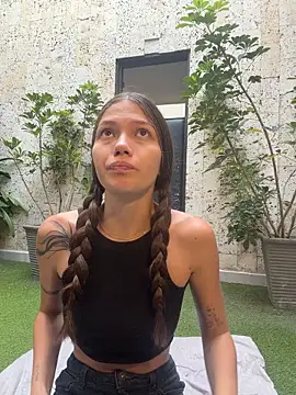 Snapshot of EmmaJhoons chatting on February 6, 2026, 11:46 am EmmaJhoons online show from February 6, 2026, 11:46 am