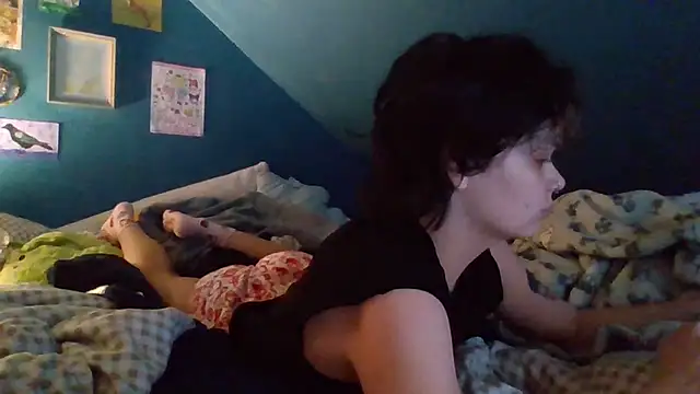 quwuinnie333 online show from February 5, 2026, 4:28 am