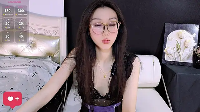 Snapshot of Queenbb88 chatting on April 28, 2026, 11:37 am Queenbb88 online show from April 28, 2026, 11:37 am