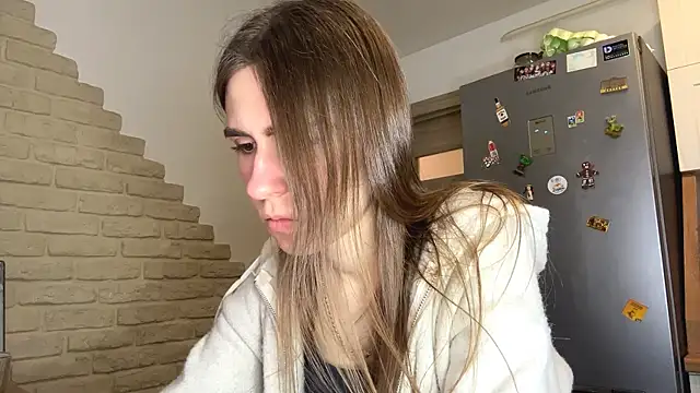 ElsieKuhlmann online show from April 16, 2026, 9:39 pm