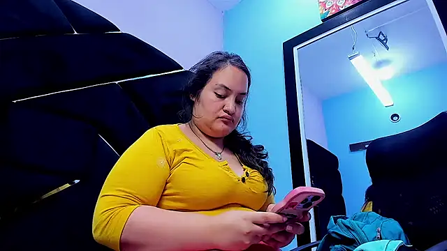 Snapshot of MiaRouss69 chatting on May 8, 2026, 10:20 am MiaRouss69 online show from May 8, 2026, 10:20 am