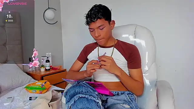 twink royale18 online show from February 20, 2026, 3:34 pm