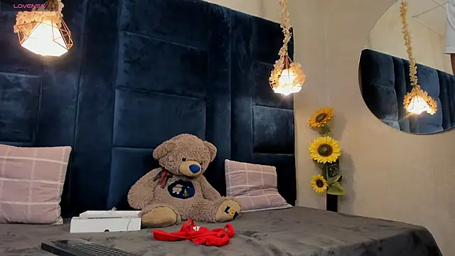 Snapshot of Laura_Miller1 chatting on April 10, 2026, 8:35 pm Laura Miller1 online show from April 10, 2026, 8:35 pm