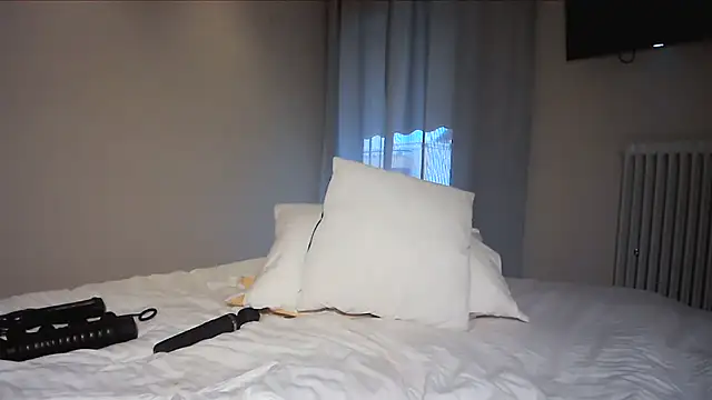 AlyssaFoxx  online show from April 15, 2026, 4:30 am