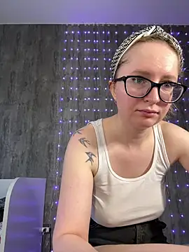 coy girl  online show from March 25, 2026, 12:22 pm