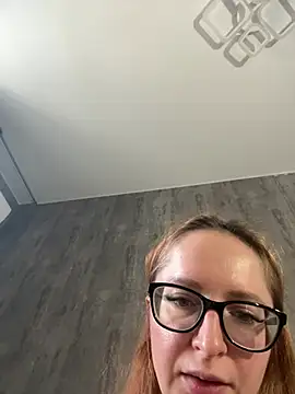 coy girl  online show from April 22, 2026, 10:17 am