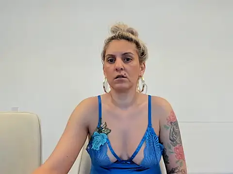 EvelynEvyyy online show from February 24, 2026, 6:44 am