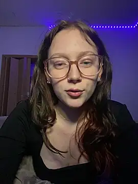 YoungLisaa18 online show from February 4, 2026, 7:42 pm