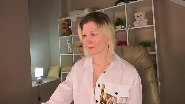 Julie Lucas online show from March 2, 2026, 2:58 am