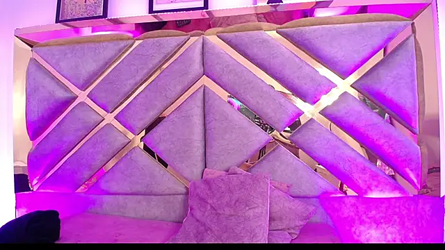 Violet Collins1 online show from April 3, 2026, 7:50 am