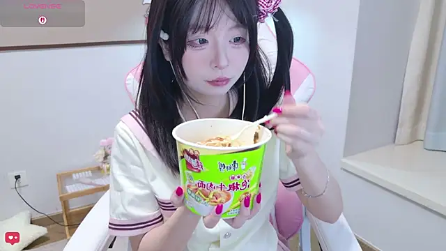 Qiqiiii-05 online show from June 26, 2026, 1:26 pm