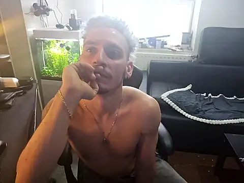 Snapshot of Rayzel_White chatting on January 13, 2026, 12:21 pm Rayzel White online show from January 13, 2026, 12:21 pm