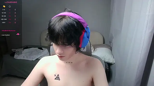 LeonBoykisser online show from February 13, 2026, 12:23 pm