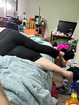 luvbug28 online show from March 25, 2026, 3:45 am