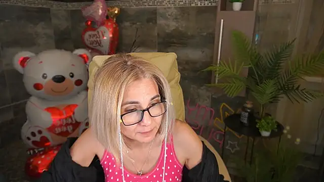 MiaRossy online show from February 17, 2026, 12:01 pm