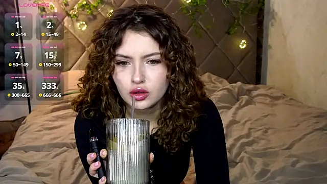 Snapshot of SueCurly chatting on February 17, 2026, 9:21 pm SueCurly online show from February 17, 2026, 9:21 pm