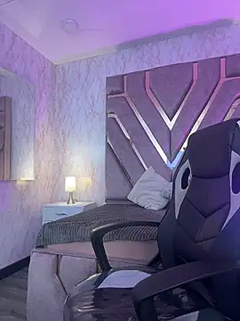 elodie rouge online show from April 14, 2026, 8:04 pm