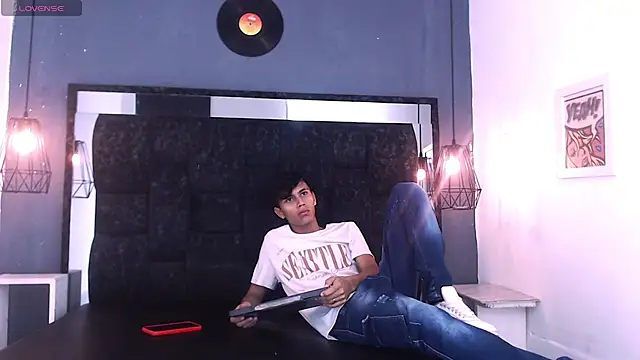 Snapshot of James_And_Kenet chatting on February 28, 2026, 11:33 am James And Kenet online show from February 28, 2026, 11:33 am