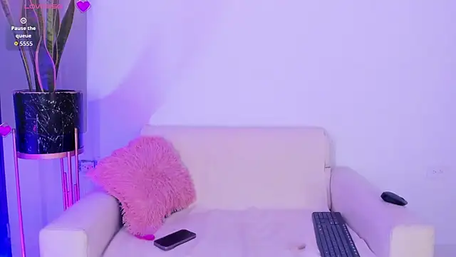 Emma collins01 online show from April 18, 2026, 3:43 am