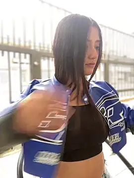 StrawberryPink  online show from April 3, 2026, 11:41 am