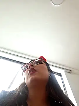 Marilyndackaria  online show from April 18, 2026, 7:58 pm