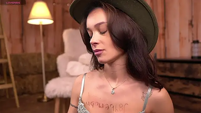 Snapshot of SweetRossie chatting on February 6, 2026, 4:28 am SweetRossie online show from February 6, 2026, 4:28 am