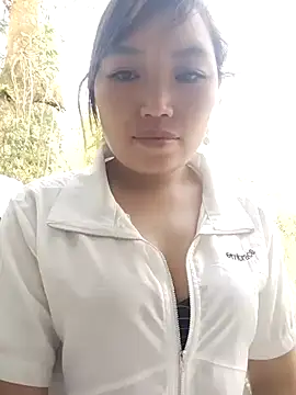 Snapshot of lia-coy chatting on April 13, 2026, 12:05 am lia-coy online show from April 13, 2026, 12:05 am